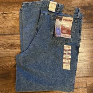 NWT WRANGLER RUGGED WEAR BLUE JEANS Men’s 44x32 RELAXED FIT DENIM